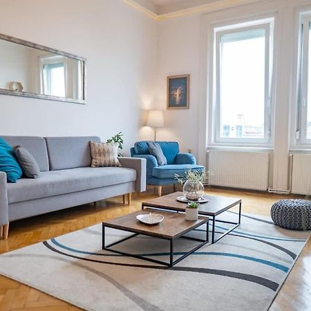 Chic Central Flat With River View ブダペスト エクステリア 写真