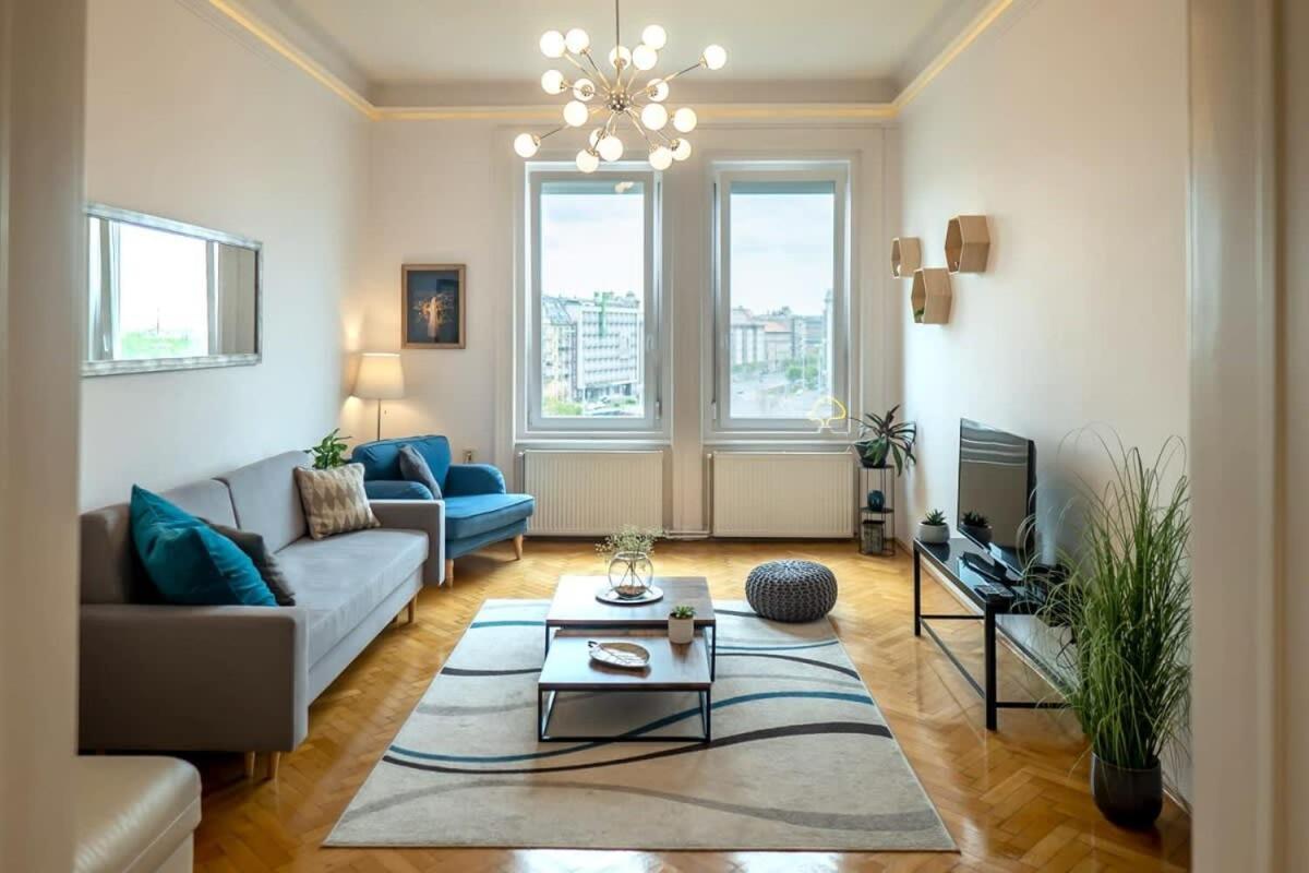Chic Central Flat With River View ブダペスト エクステリア 写真