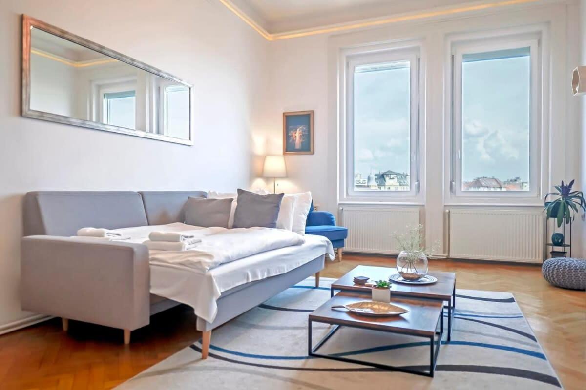 Chic Central Flat With River View ブダペスト エクステリア 写真